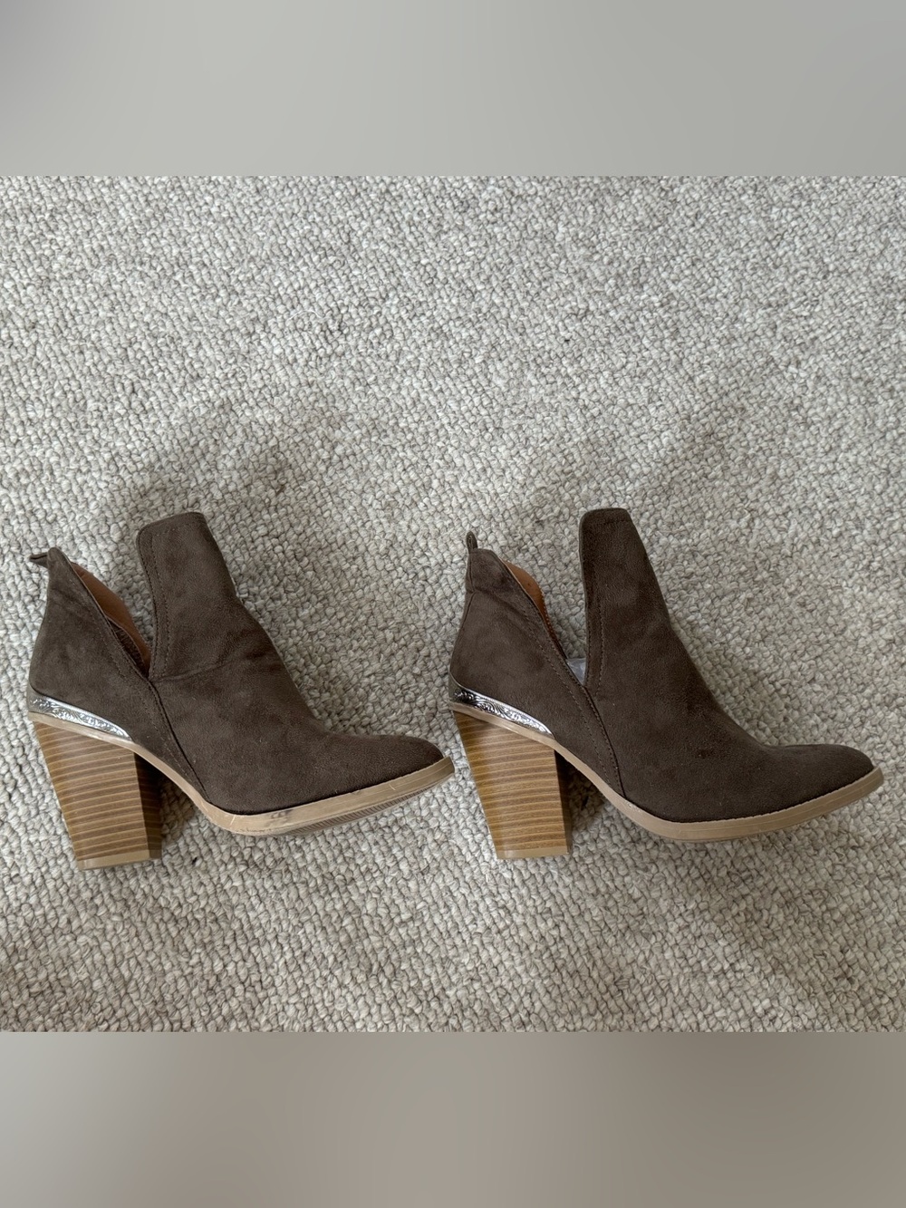 Charlotte Russe Dark olive/Brown Suede Block Heel Ankle boot. Size 8, Heel 3.5”